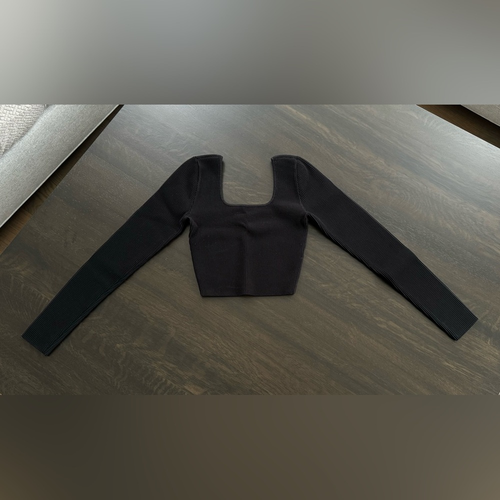 Babaton Sculpt Knit Squareneck Cropped
Longsleeve
